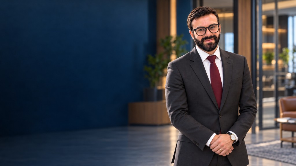 Wellington Oliveira, consultor financeiro, de terno, sorrindo em um escritório elegante